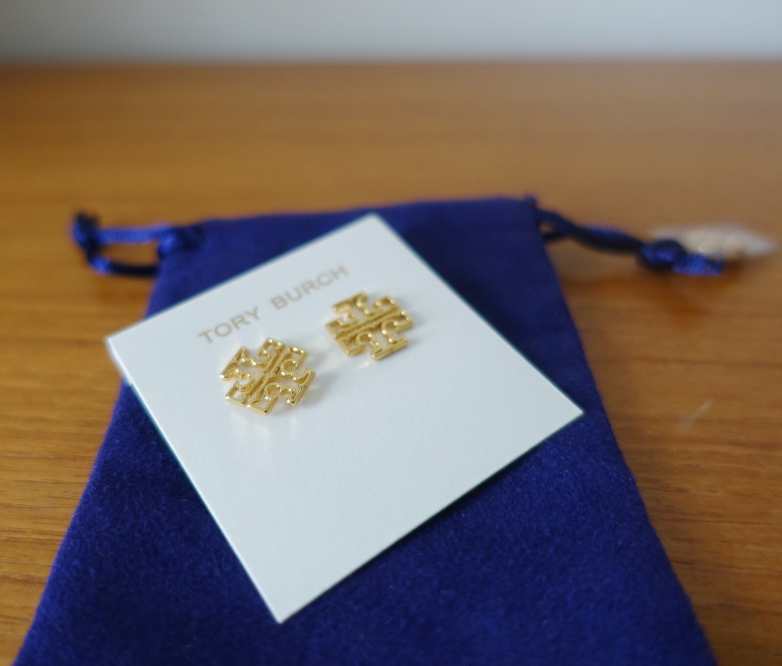 TORY BURCH BRITTEN MINI ‘T’ LOGO EARRINGS IN GOLD. NEW