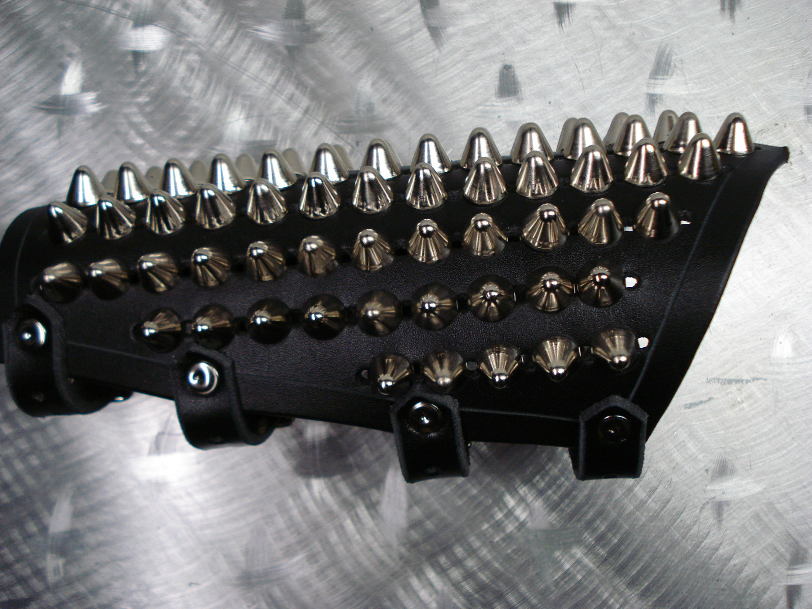 LEATHER UNISEX CONE STUDS GAUNTLETS.THRAS METAL… (MDLUG0312)….MANTAS’S