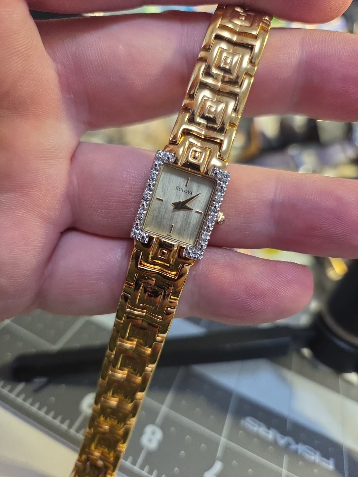 Vtg 2000 BULOVA Ladies 16mm Watch Gold Tone DIAMONDS Bezel MOP Tank 7.5″ – RUNS