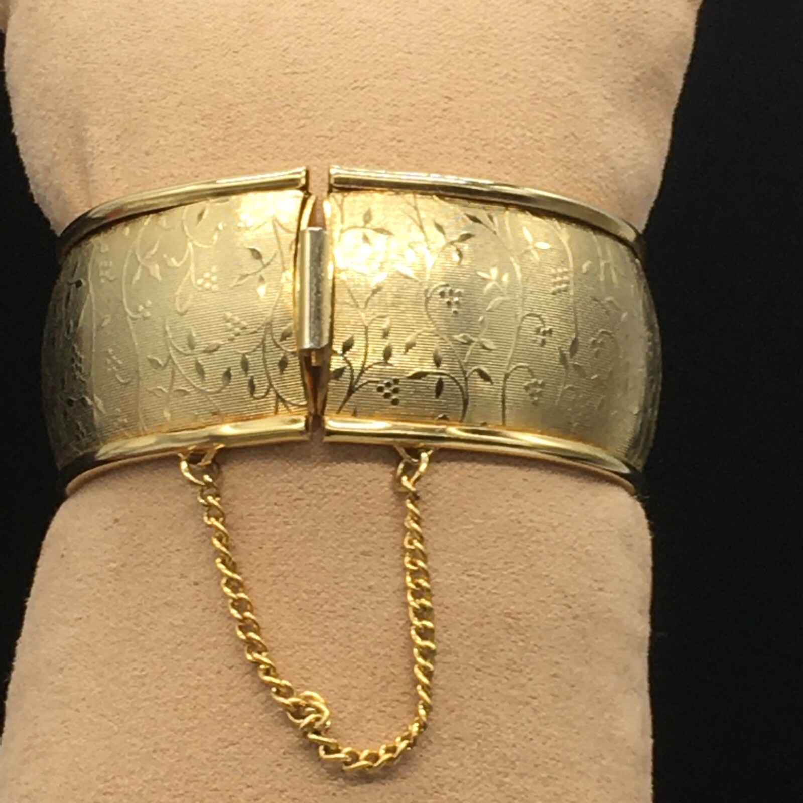 Floral Pattern Bangle Bracelet with Safety Chain Gold Tone Chinoiserie Embossing