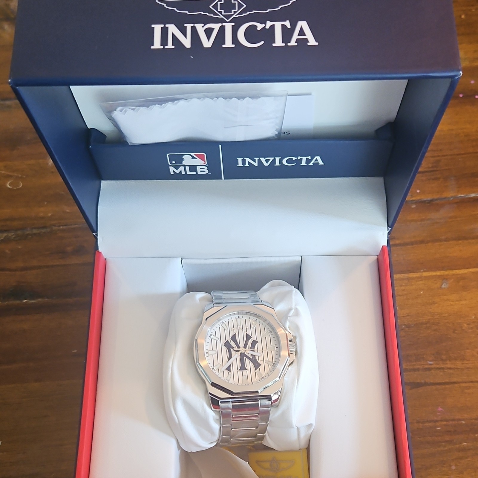 Invicta MLB Men’s New York Yankees Quartz Silver Stainless Bracelet Watch Box