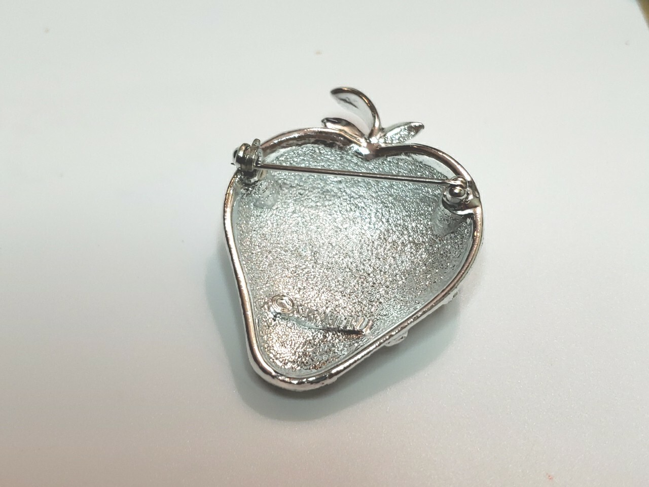 Sarah Coventry Silver Strawberry Silver Tone Metal Brooch Pin Lapel Scarf Pin