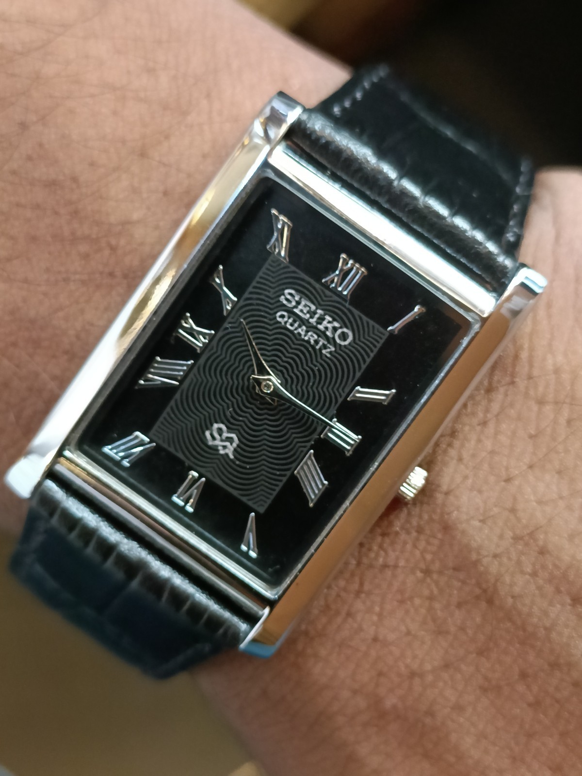 VINTAGE SEIKO SLIM QUARTZ BLACK DIAL JAPAN MEN’S WORKING DRESS WATCH