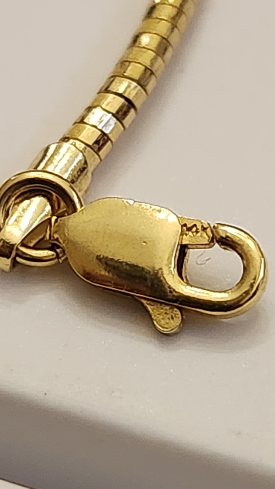 14k Y gold Diamond Cut Flexible Omega Choker 15 3/4″ Lobster Claw 7 Grams