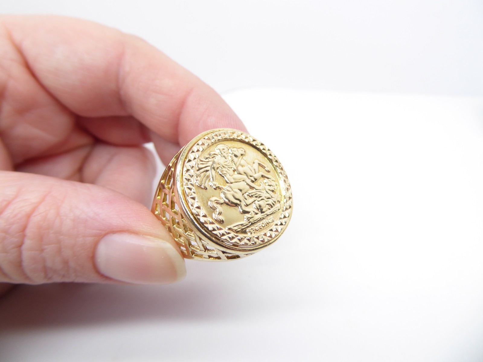 9ct Gold Signet Ring George & the Dragon Disc 5.3grams Hallmarked size U 1/2 Box