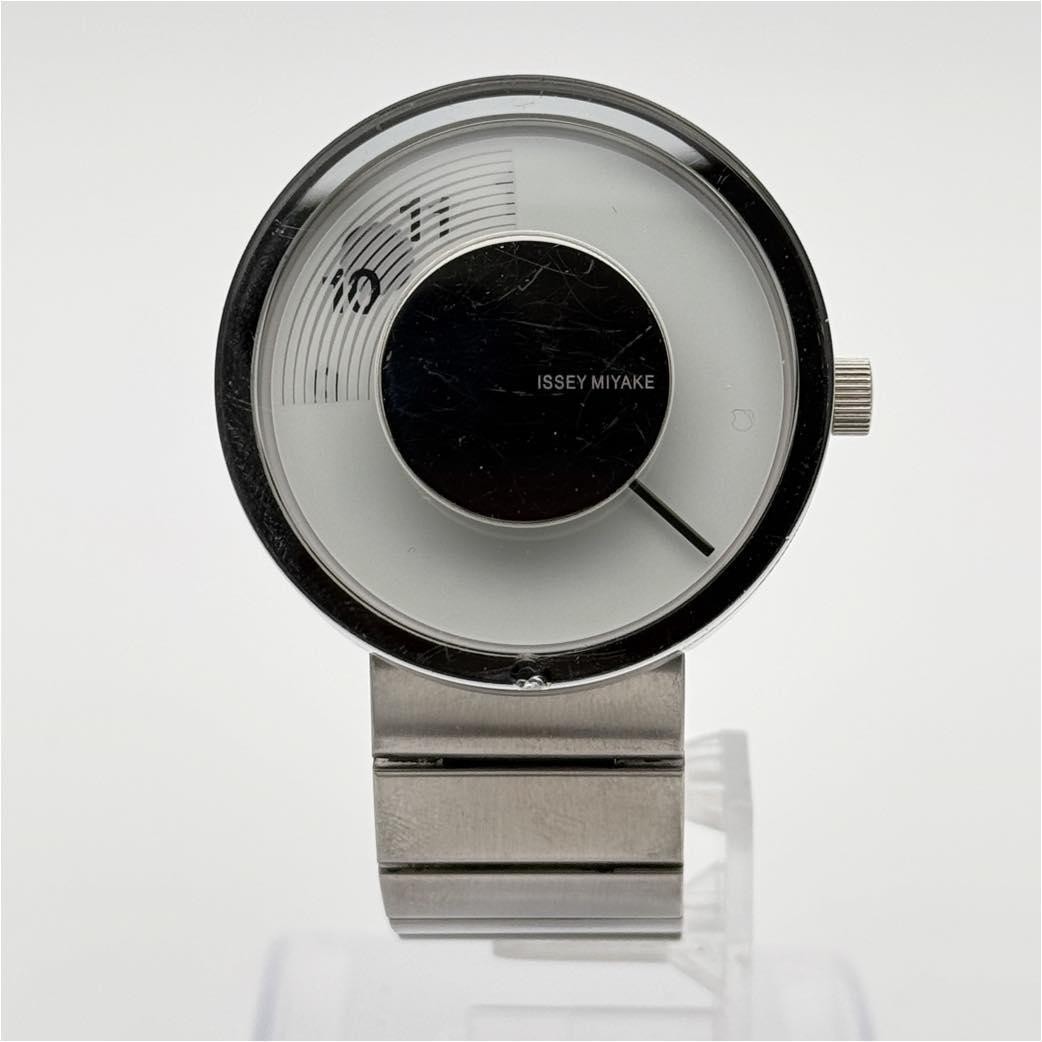 Issey Miyake VUE Yves Behar VJ200060 SILAV001 Quartz Watch Silver Unisex In hand