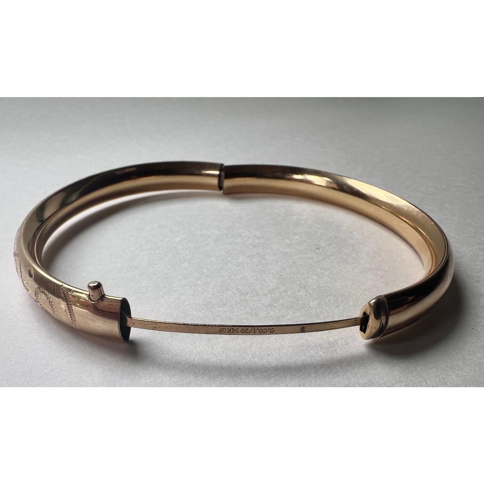 Vintage 14K Gold Filled Hinged Bangle Bracelet Etched Floral Scrollwork 7.5″