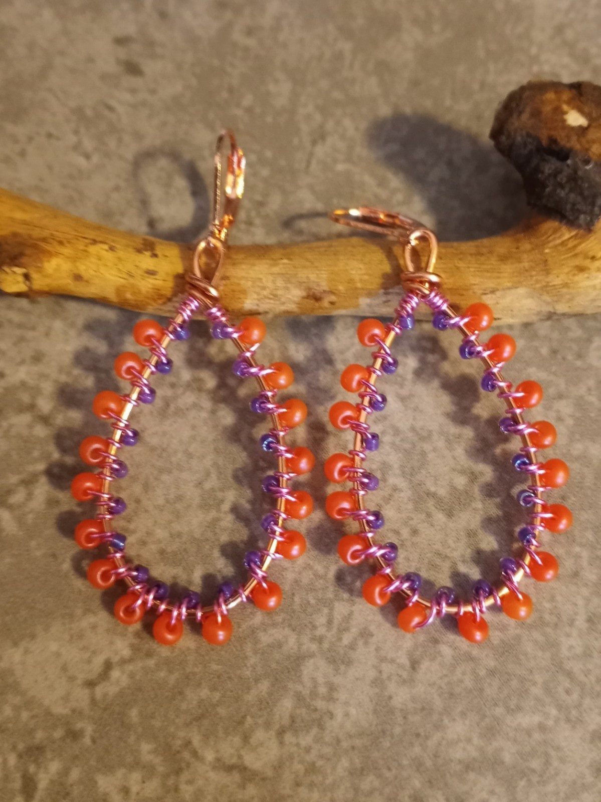 UNIQUE S/M BRIGHT COPPER WIRE LOOP/ORANGE, PURPLE SEED BEADS/WIRE WRAP EARRINGS