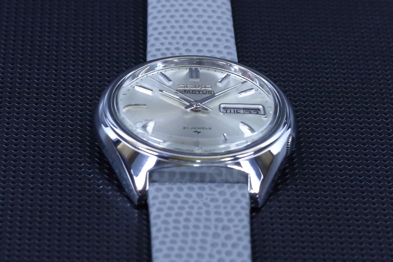 Vintage Seiko 5 Actus 7019-8010 Auto 21J Silver Sunburst Day-Date Japan
