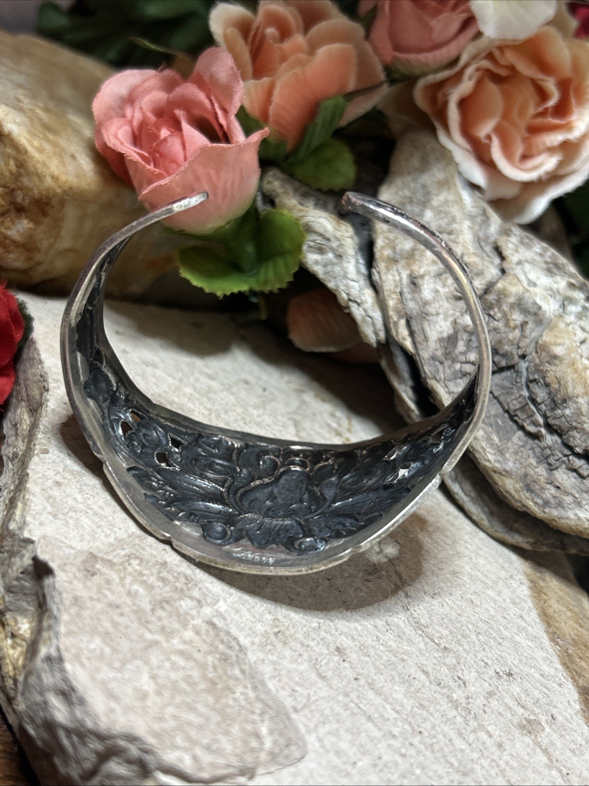 31. Ethnic SN 800 Silver Lotus Flower Motif Repousse Cuff bracelet 36.3g, 7 1/2″