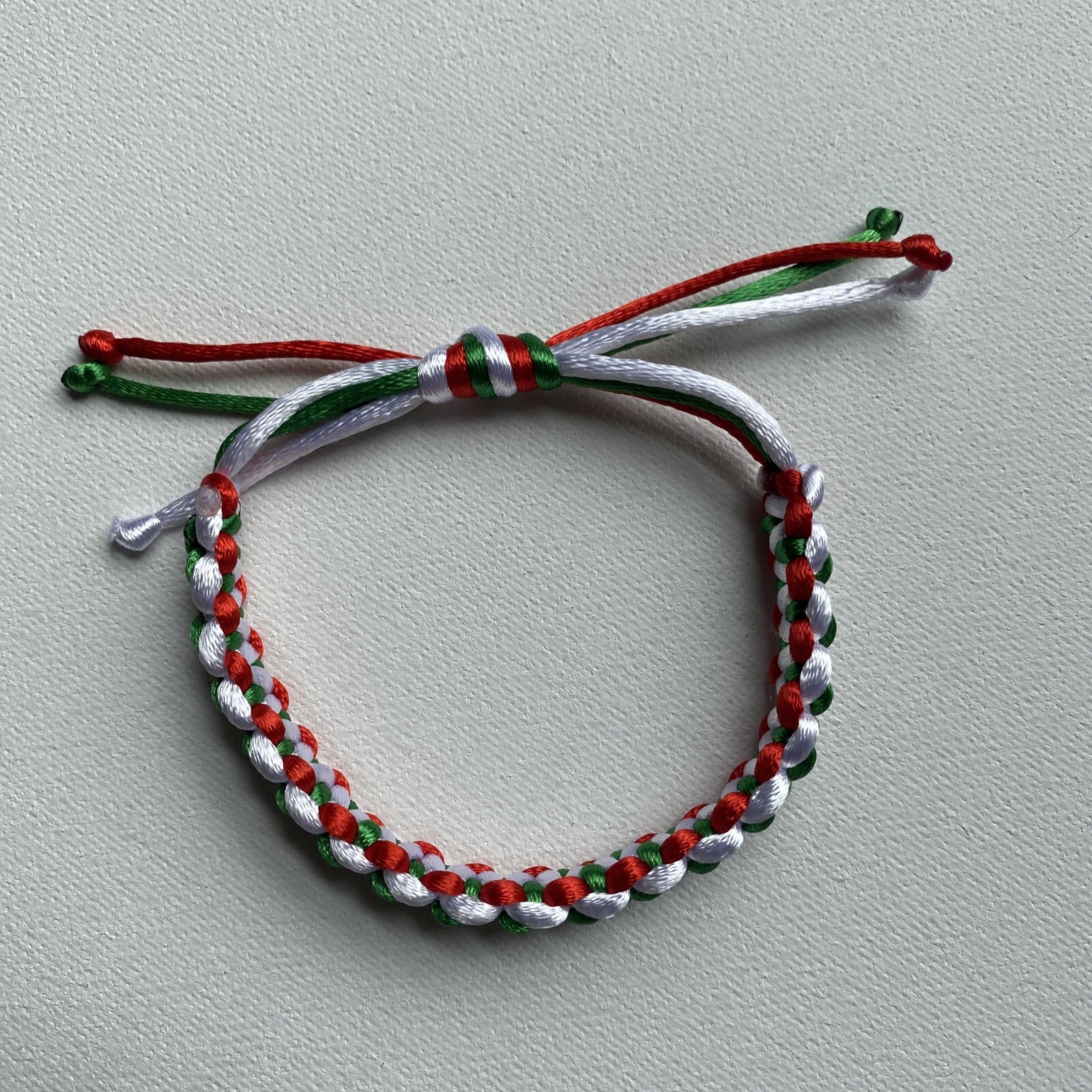 BULGARIA Bracelet ГРИВНА WHITE GREEN RED Satin Rattail Cord Shamballa Nylon