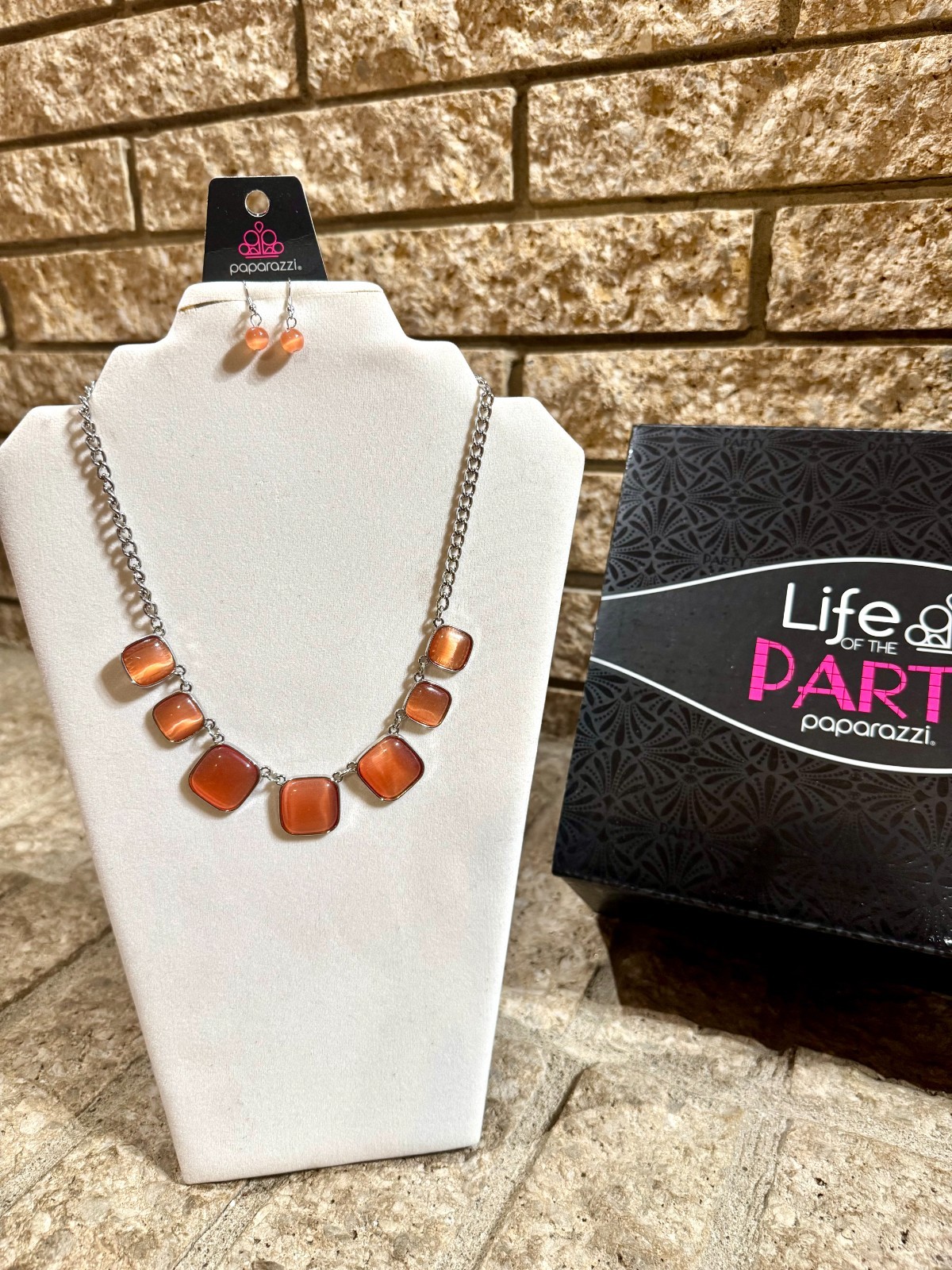 Aura Allure – orange moonstone/cat eye – Paparazzi necklace