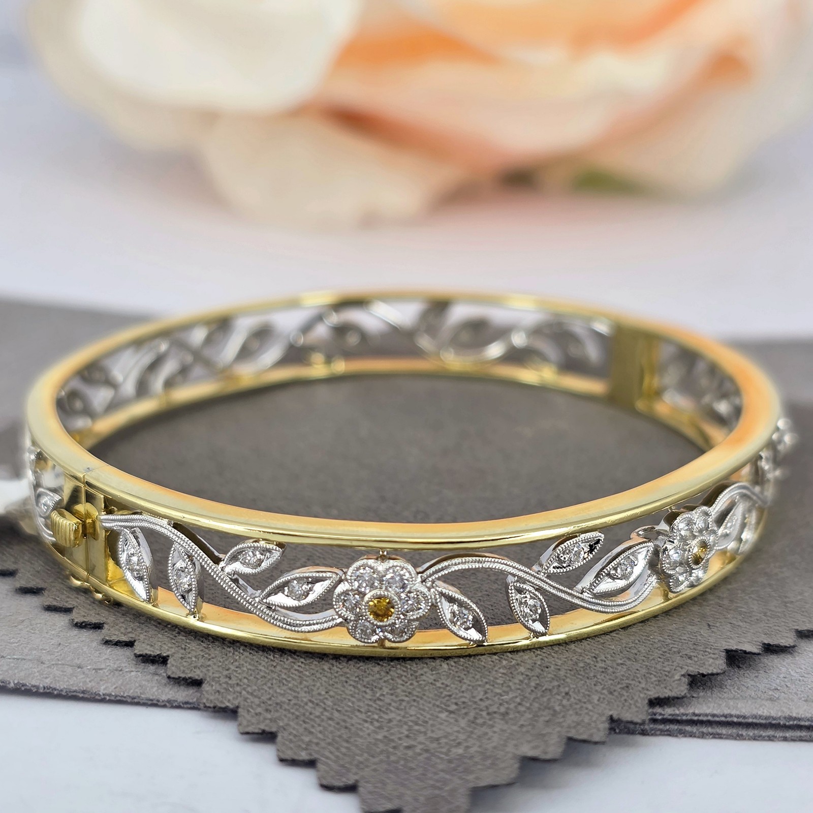$10,890 Simon G. Trellis Floral 18kt Two-Tone 1ctw Natural Diamond Bracelet