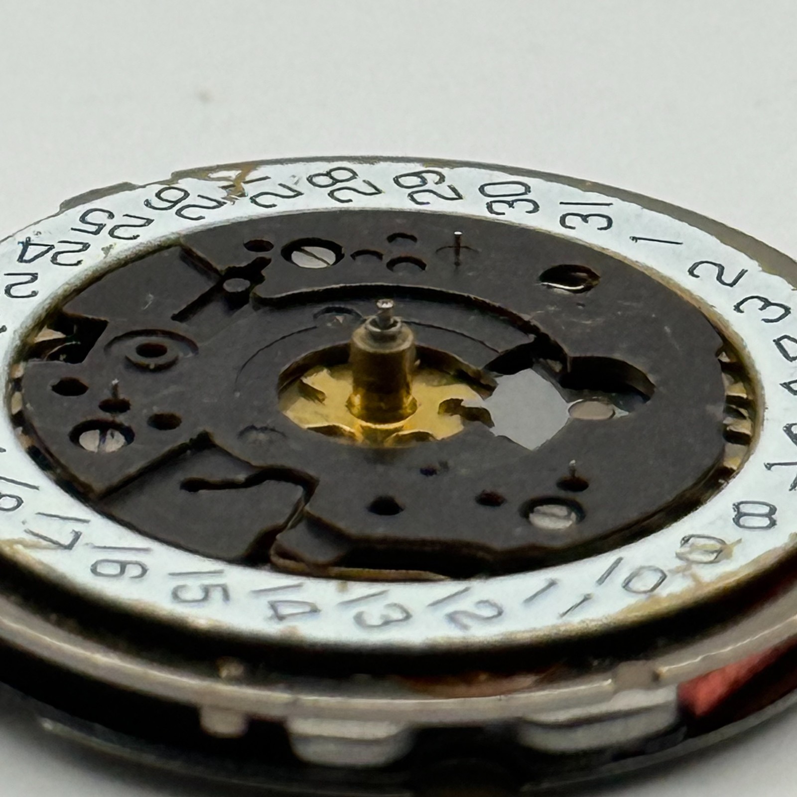 ISA 8172 Watch Movement Quartz Swiss Date 3 Jewels Vintage Parts Repair 26.1mm