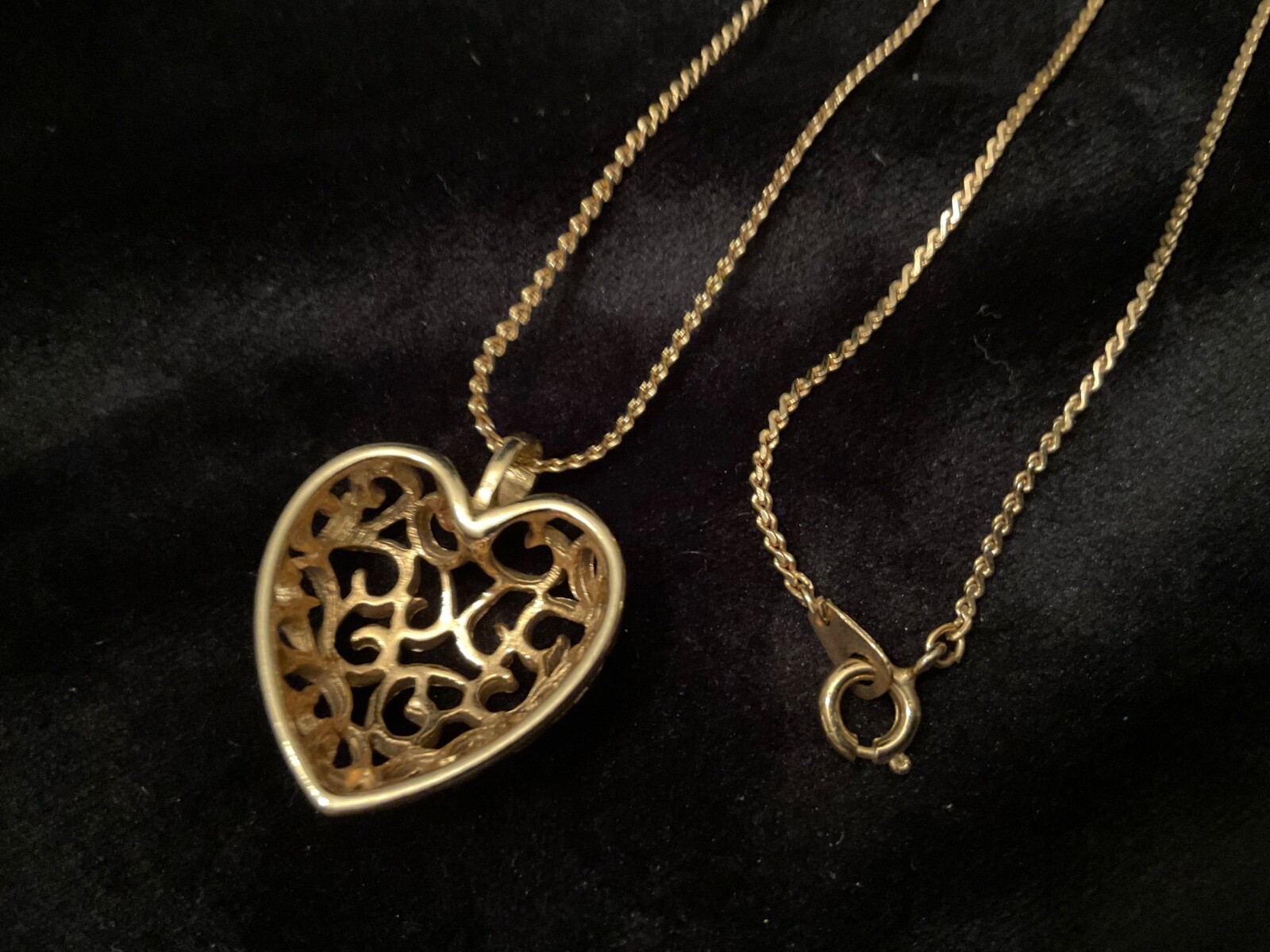 Vintage GoldTone Open Filigree Heart Pendant Necklace. 17”. New Old Stock A23