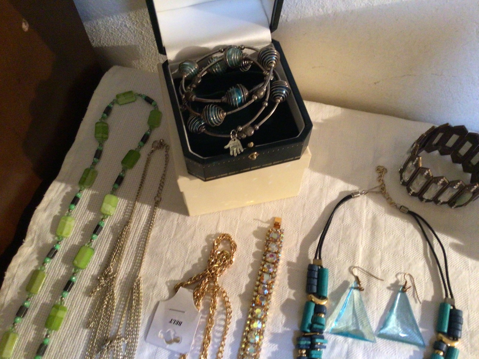 MAX LOT WITH NATURAL RED CORAL BRACELETS NECKLACES EARRINGS WITH BOXES