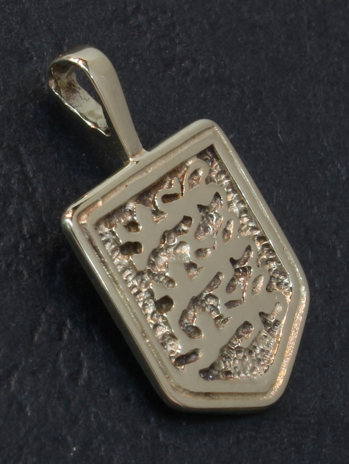 9 Carat Yellow Gold Solid Shield 3 Lions Pendant 25mm (80.26.086)