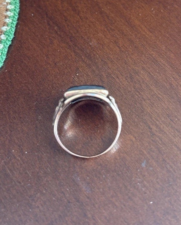 Vintage 10k Yellow Gold Soldier Carved Hematite Ring – sz 8 – 5.59 G
