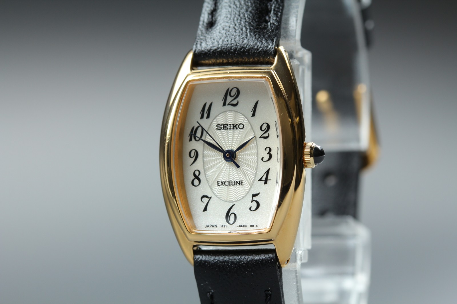 Vintage 2004 Seiko Exceline 1F21-0AJ0 Gold Tonneau Ladies Watch From JAPAN