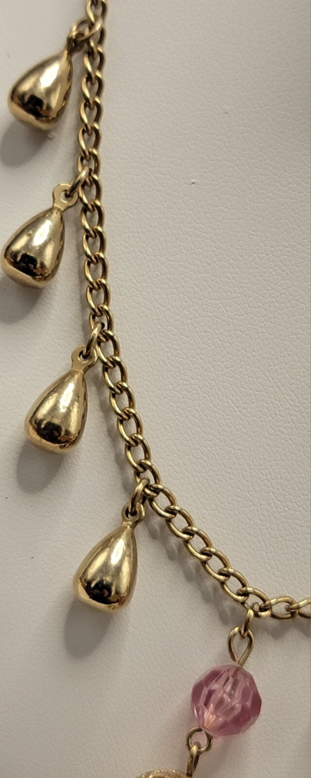 Vintage 17 1/2″ Gold Tone Ckoker With 8 Metal Tear Drop Charms & Pink Beads