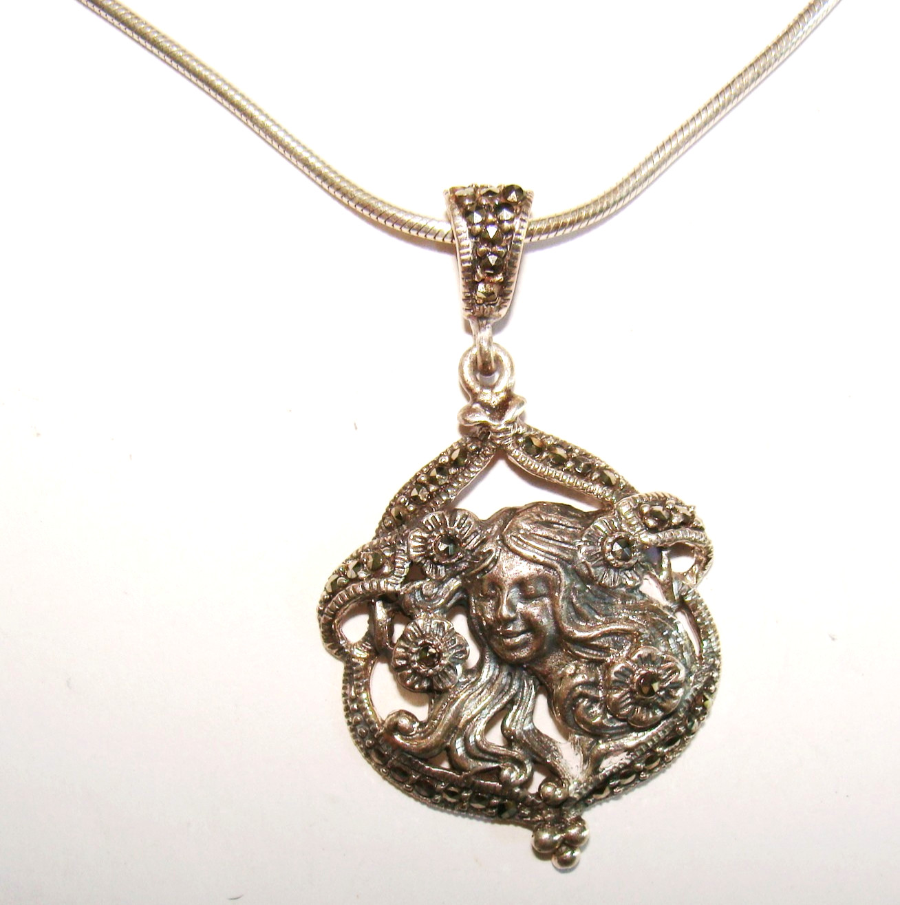 Nouveau Style 17.0g Sterling Silver Marcasite Lady Face Pendant & 18″ Necklace