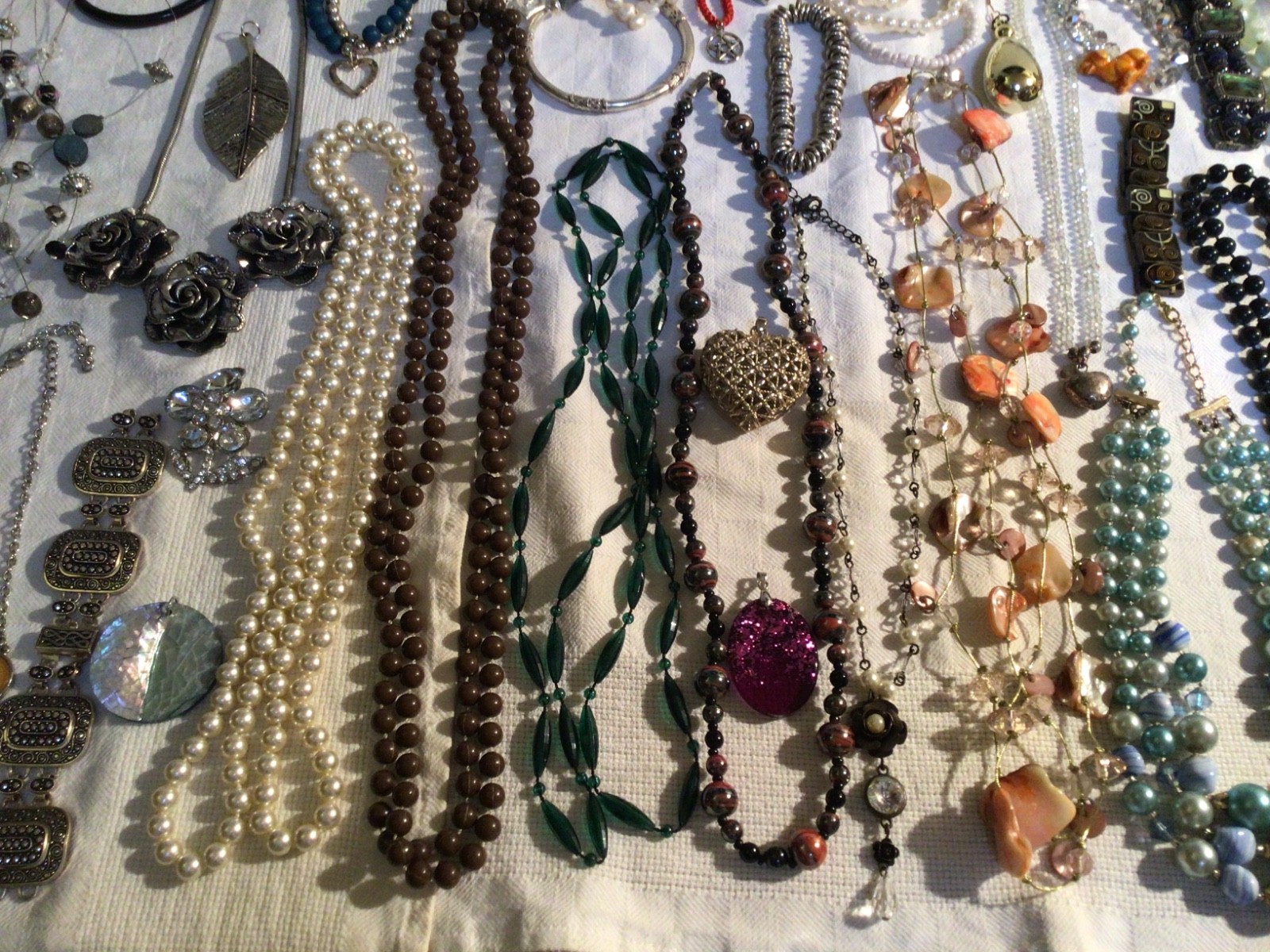 MAX LOT WITH NATURAL CORAL BRACELETS NECKLACES RINGS WITH BOXES