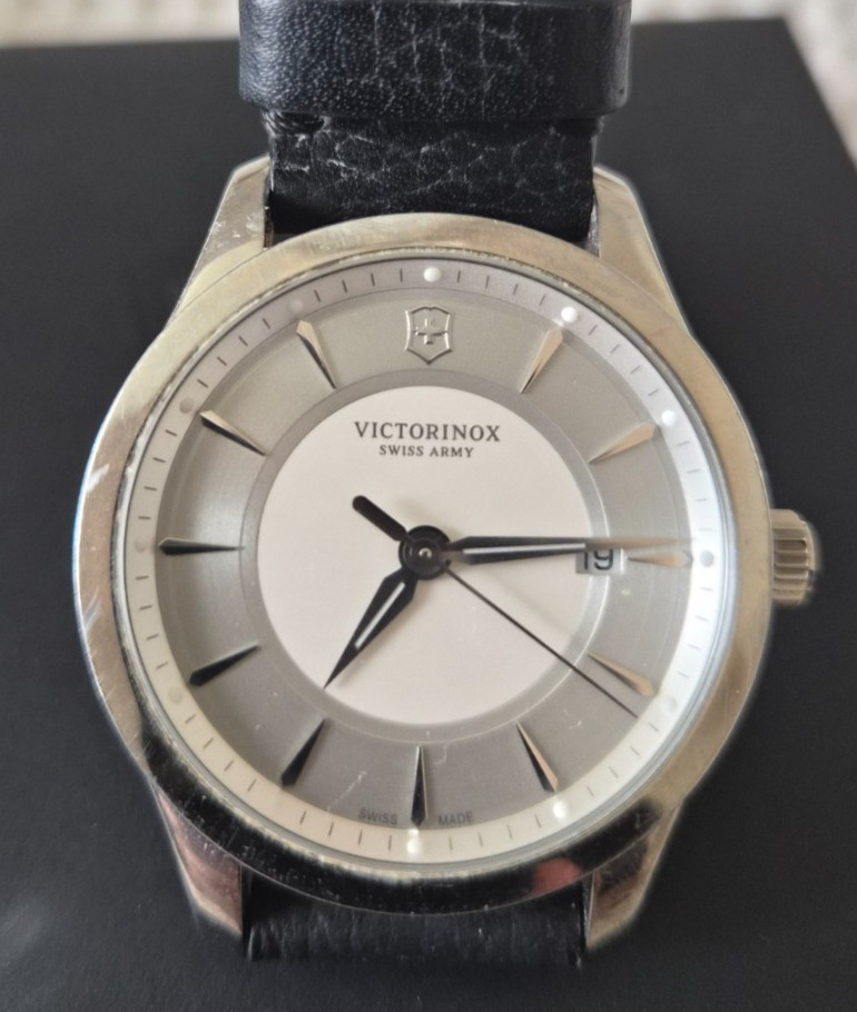 VICTORINOX Men’s 241823 Swiss Made Sapphire crystal Quartz Watch water Resist