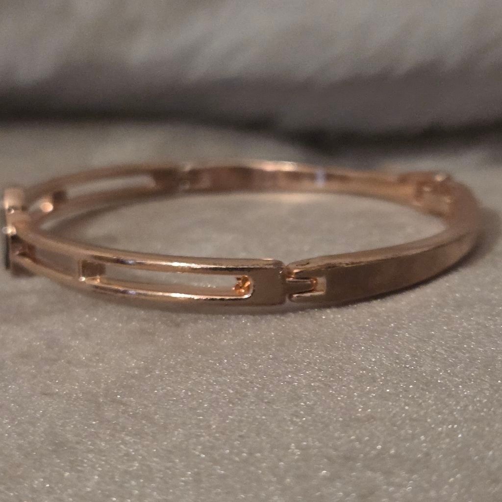 Women’s Unbranded Rose Gold and Black Clover Bangle Bracelet, One Size