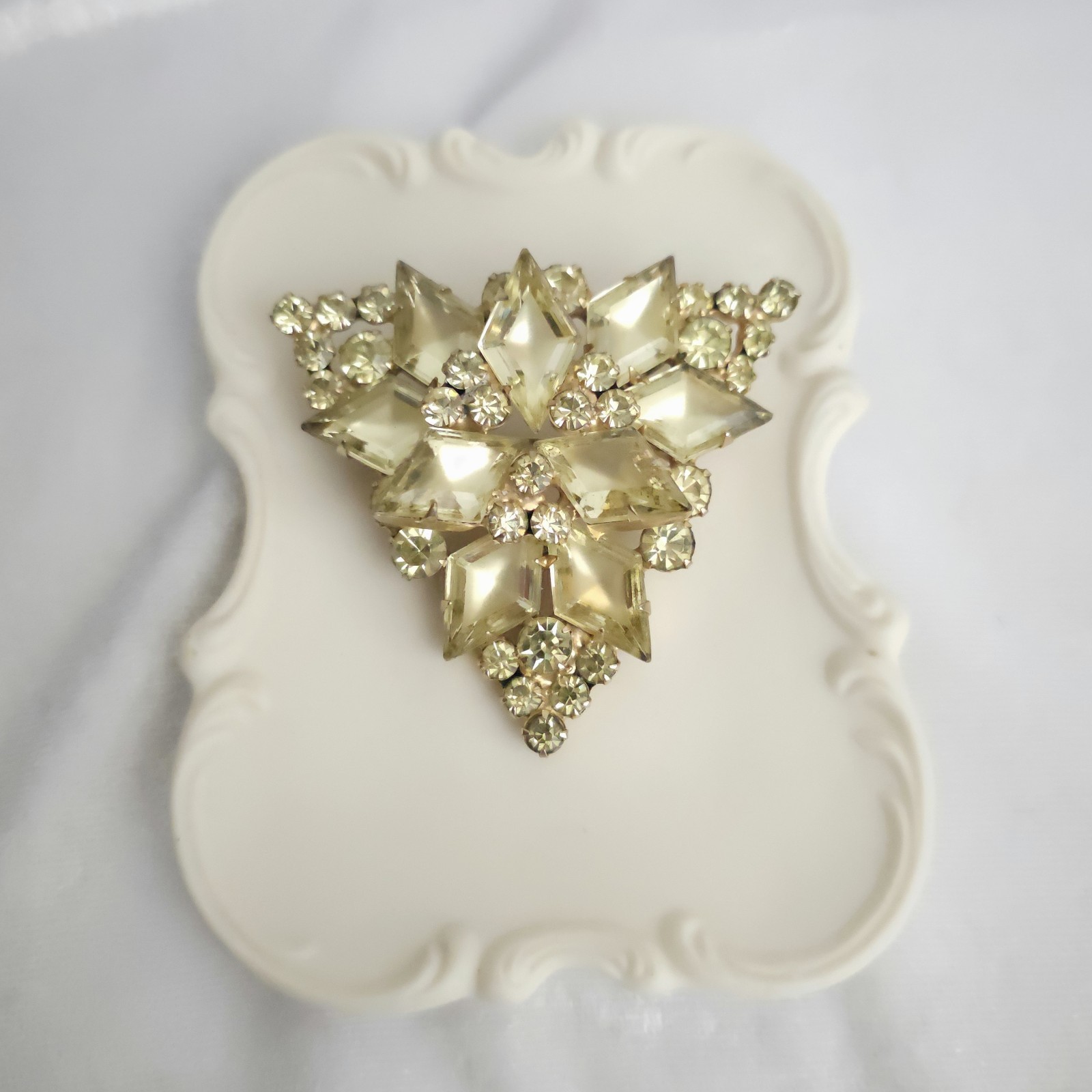 Vtg JULIANA D&E Yellow Jonquil Frosted Kite Rhinestone Set Link Bracelet Brooch