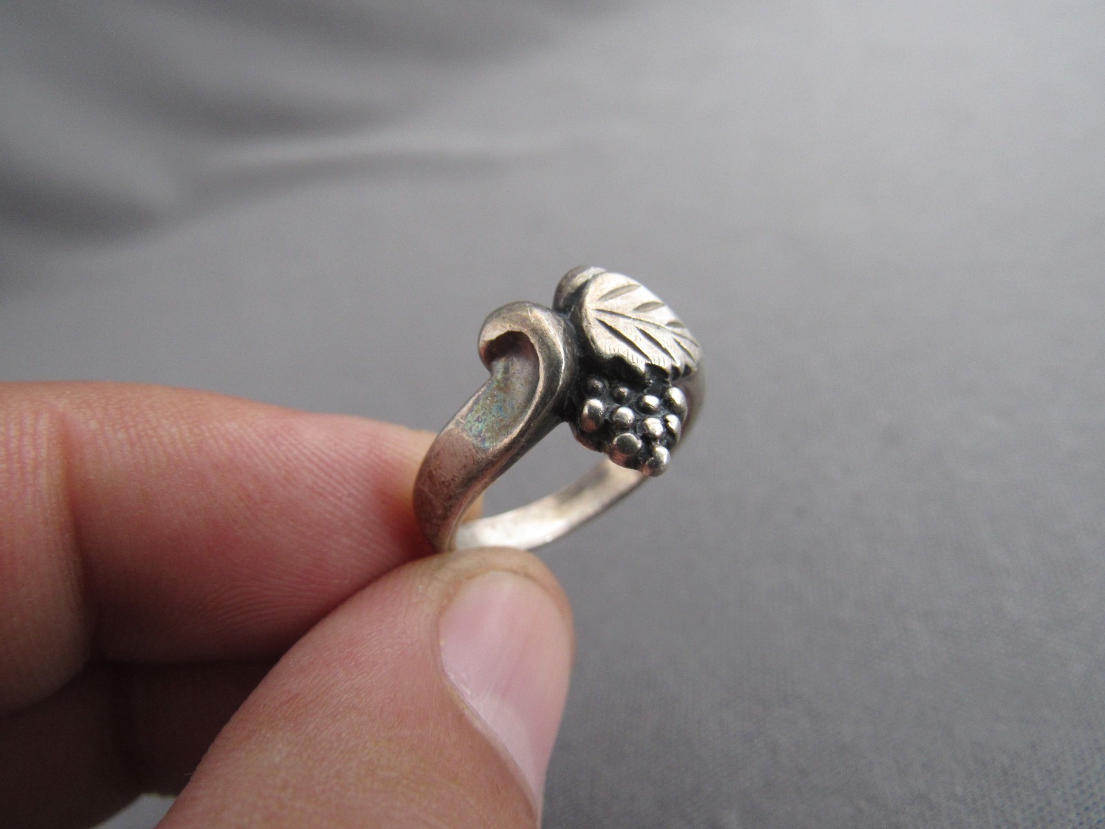 VINTAGE WHEELER MANUFACTURING SOLID STERLING GRAPE VINE RING SIZE 6.75