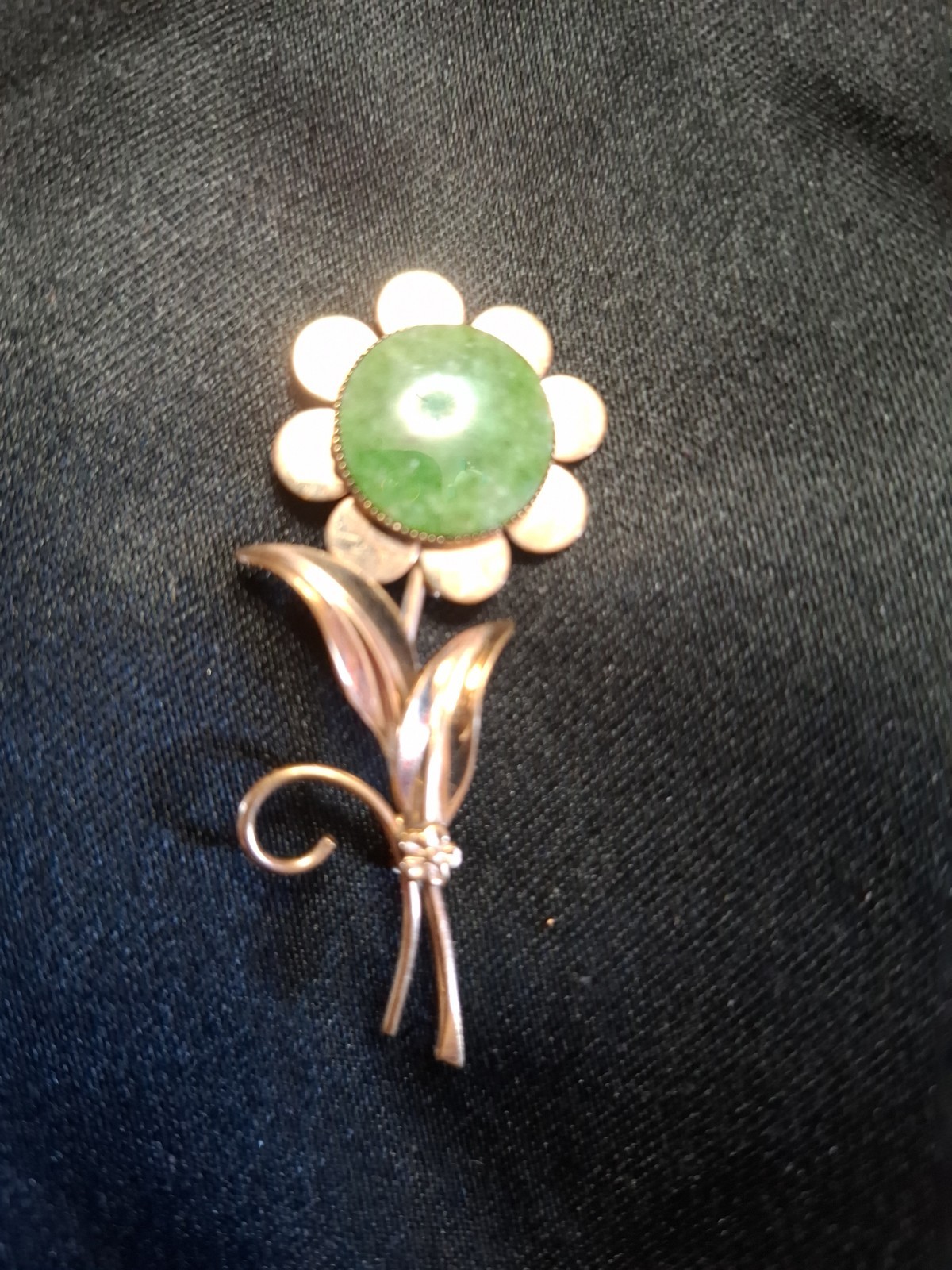 Vintage 12k gold filled Daisy broch with a green stone in the center