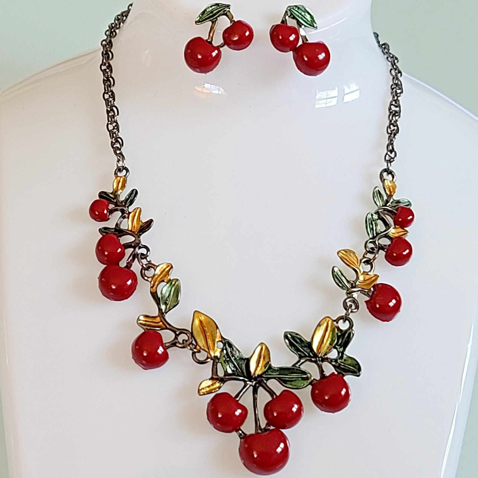 FAUX BAKELITE GORGEOUS RED CHERRY NECKLACE AND EARRINGS GREEN GOLD LEAVES BEAUTY