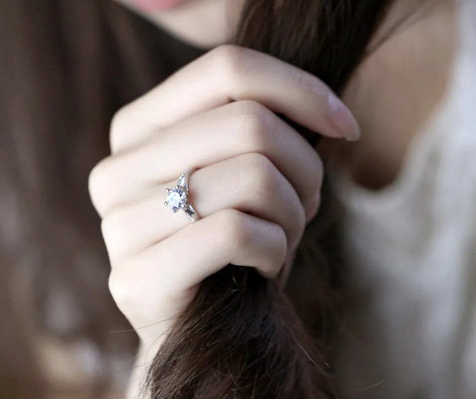 Luxury 925 Sterling Silver Classic Ring for Women Six Claw Jewelry Simple 70Ct D