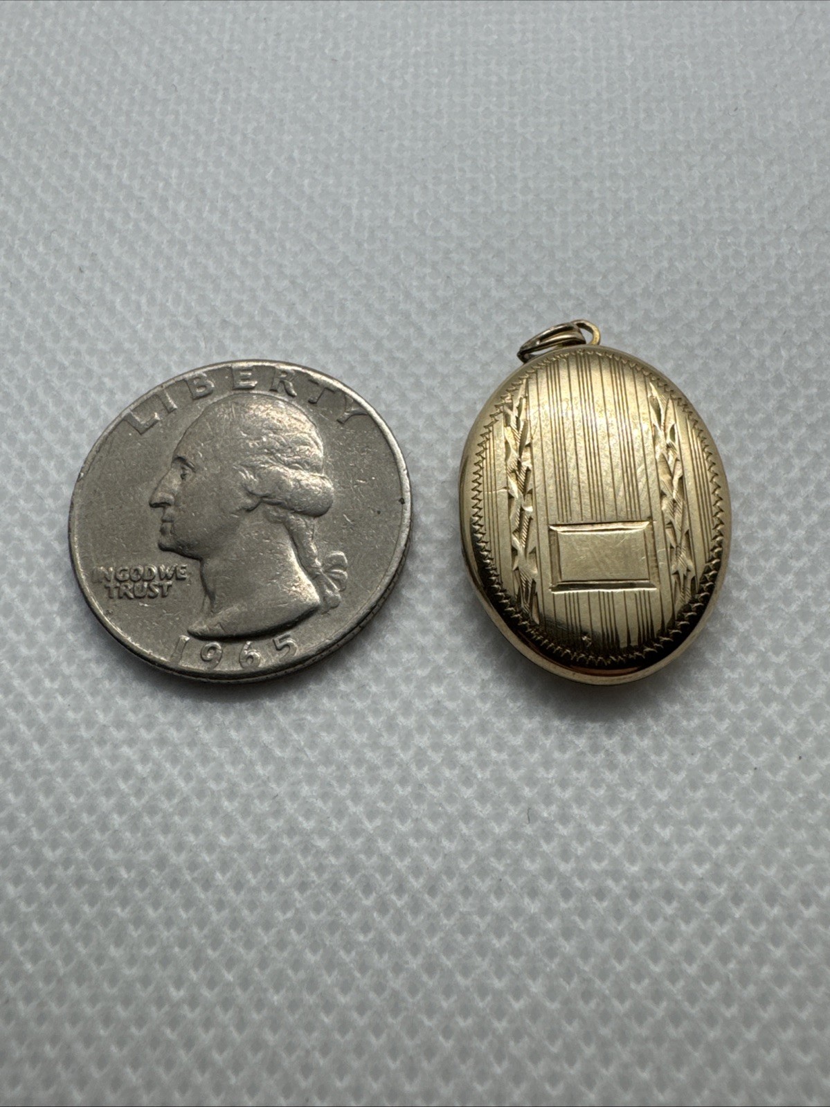 10K Yellow Gold Esemco Vintage Oval Locket Etched w/ Photos 3.17 grams Heirloom