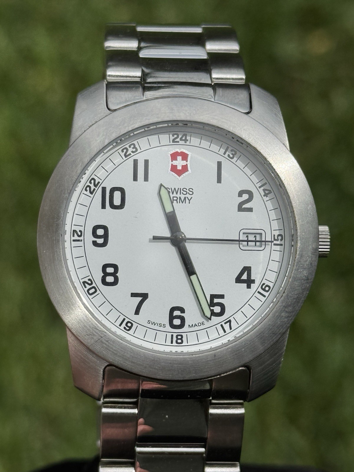 Victorinox Swiss Army Quartz Ref: 24972 Date Arabic Numerals Steel Bracelet 40mm