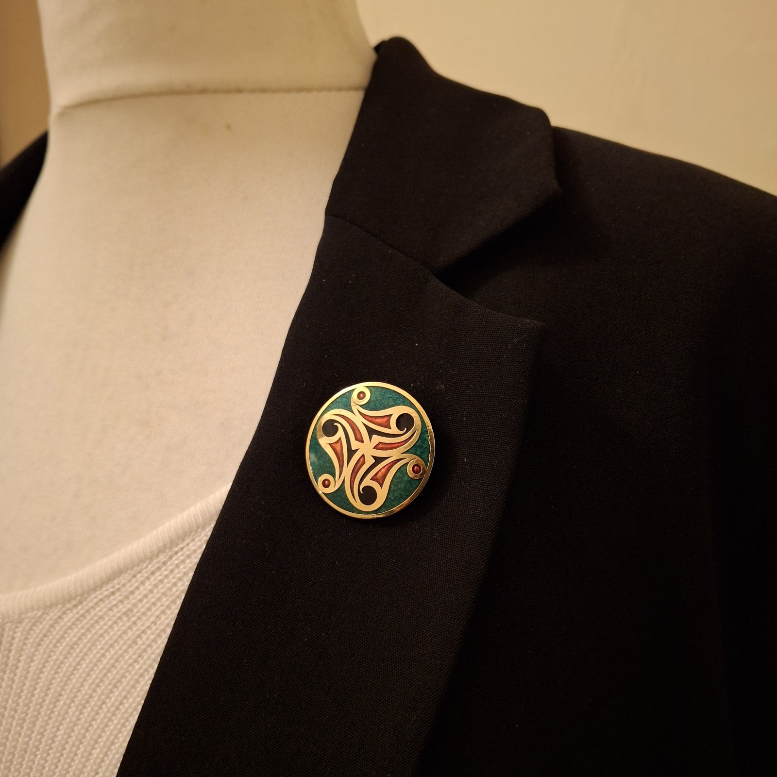 Celtic @ Sea Gems Enamel Brooch Round Green Red Gold Tone Knot Design