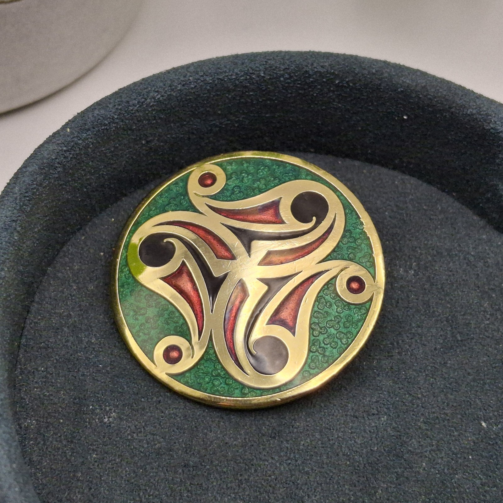 Celtic @ Sea Gems Enamel Brooch Round Green Red Gold Tone Knot Design