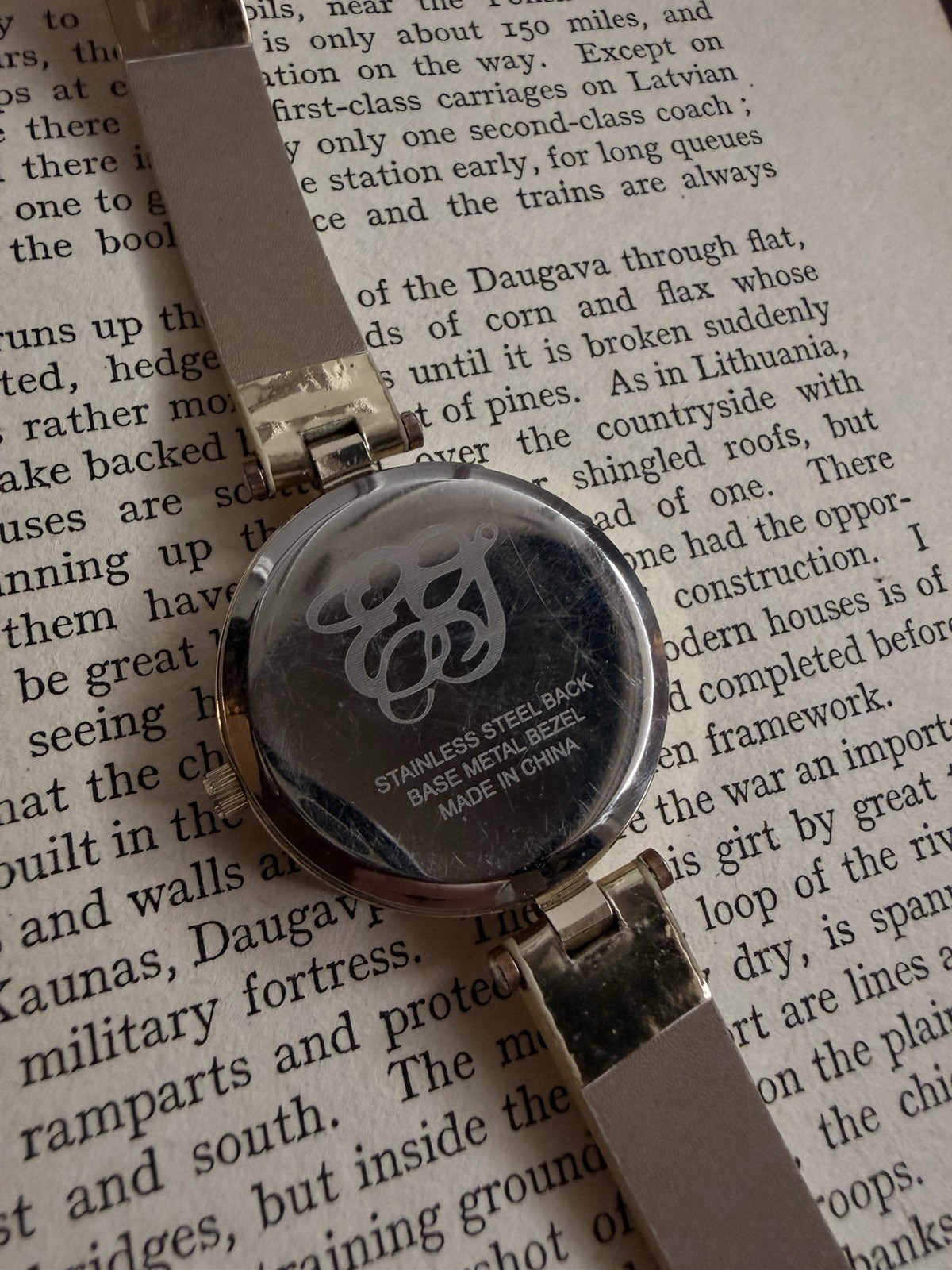 Women Quartz Analog Wristwatch Gold Tone Dot Indexes Crystal Bezel Dress
