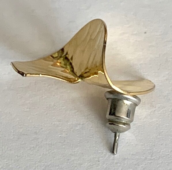 WOMENS UNBRANDED PIERCED EARRINGS, GOLD TONE HAMMERED METAL, INTERESTING DESIGN