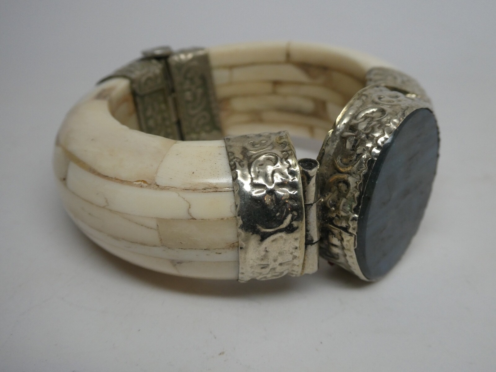 Vintage Water Buffalo Bone Labradorite Gemstone Hinged SP Bracelet Sz. 6.5″
