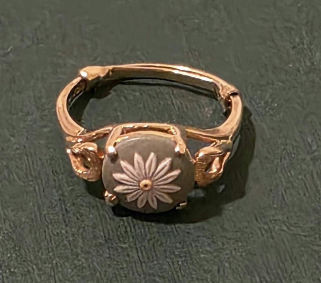 Vintage Wedgwood Jasperware Ring 14KT Gold Rare Sage Green Floral Cameo Sz 6