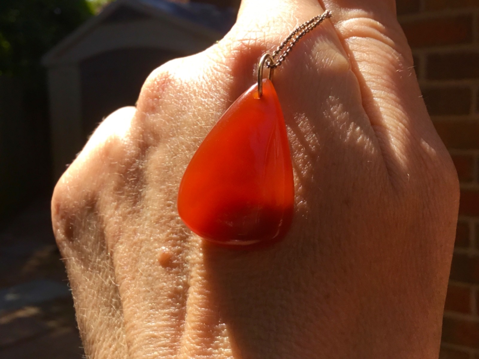 Solid 9ct gold carnelian pendant 9k 375