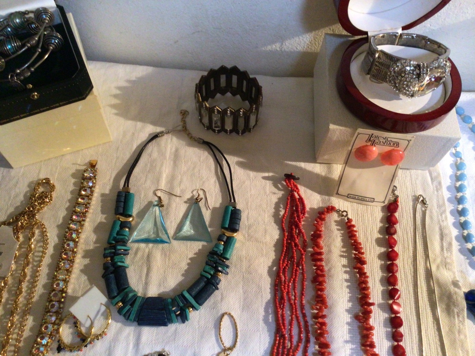 MAX LOT WITH NATURAL RED CORAL BRACELETS NECKLACES EARRINGS WITH BOXES