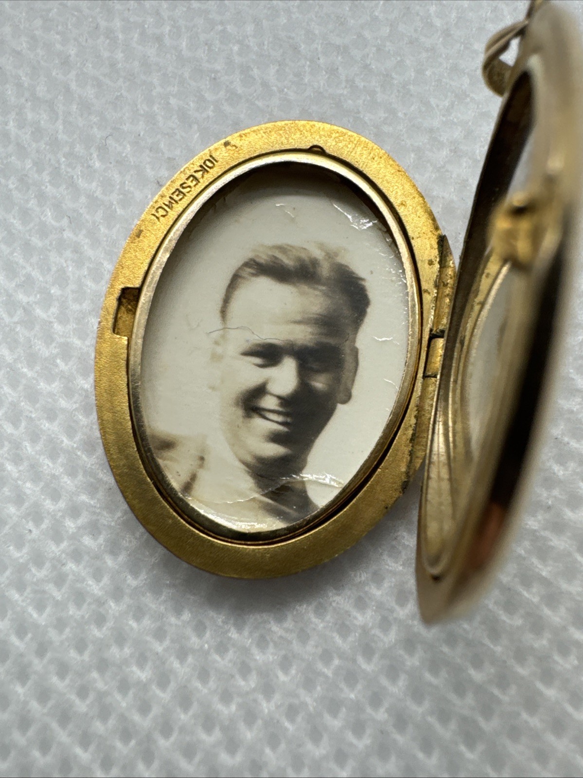 10K Yellow Gold Esemco Vintage Oval Locket Etched w/ Photos 3.17 grams Heirloom