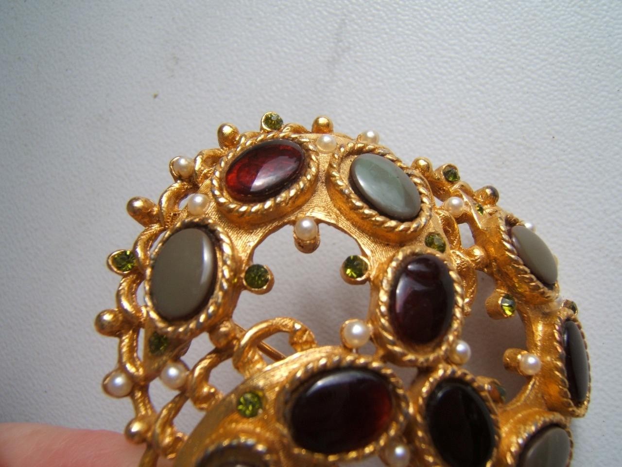 VINTAGE CORO GOLD TONE BROOCH PIN W/ RED & GREEN STONES
