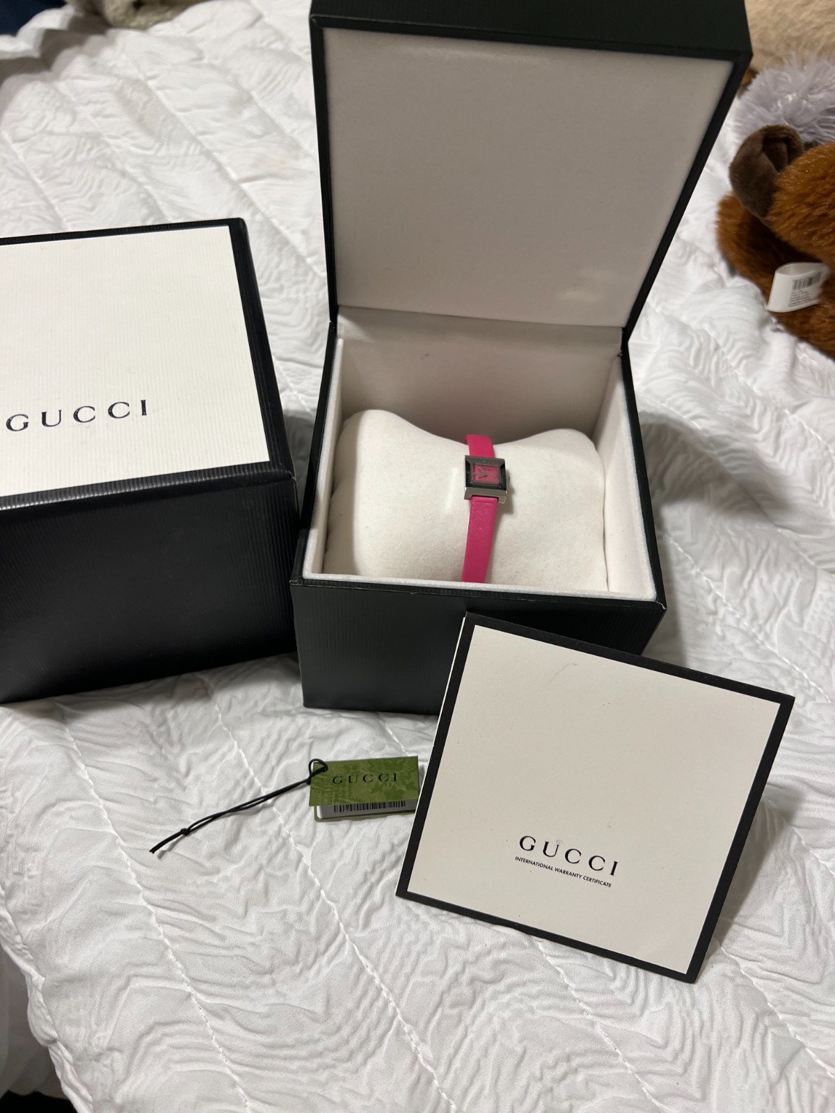 Gucci G-Frame YA128533 Women’s Watch Fuchsia MOP Dial New Box Tag Warranty