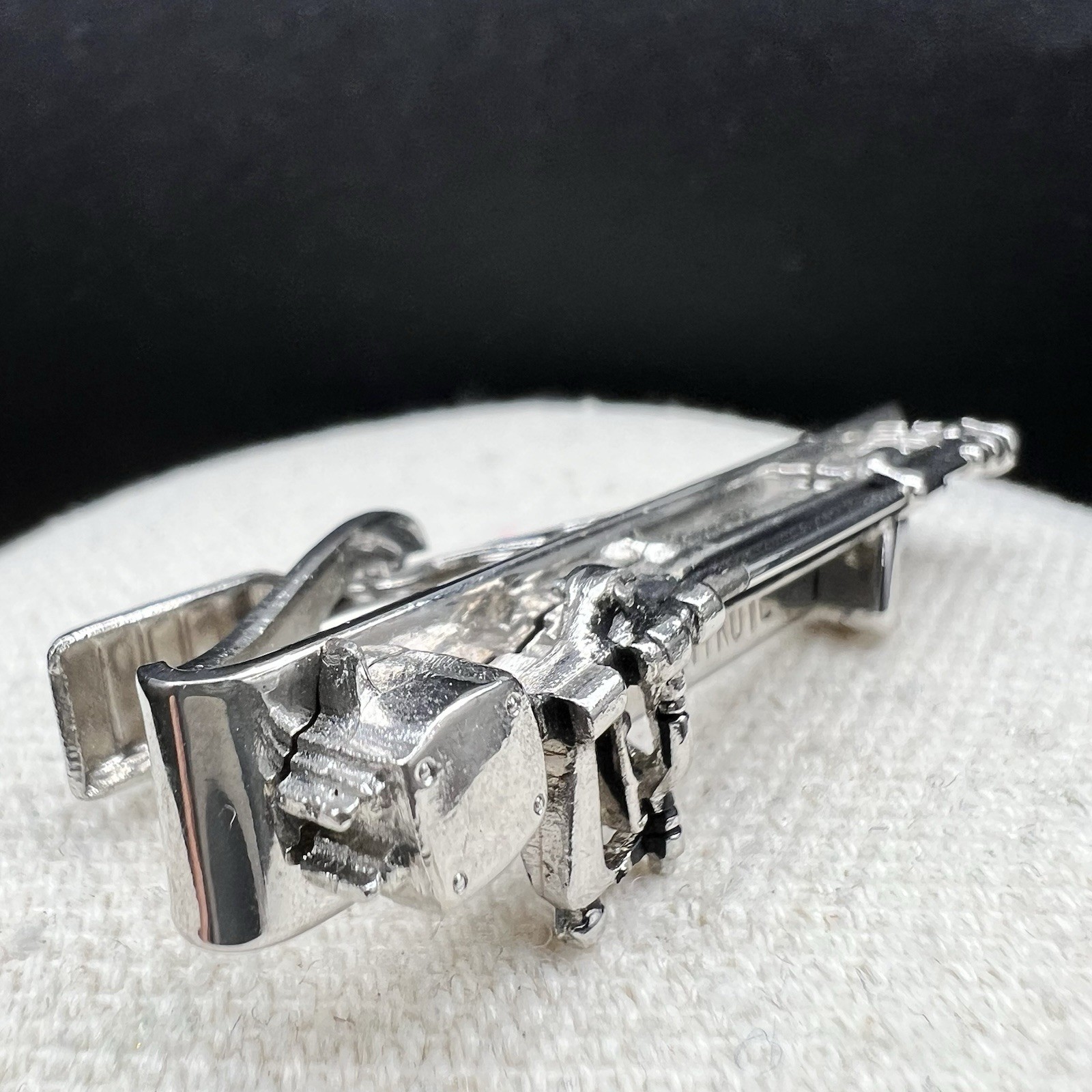 Vintage Rifle Shotgun Tie Clip Silver Tone Advertising Flintkote Signed 1.75″