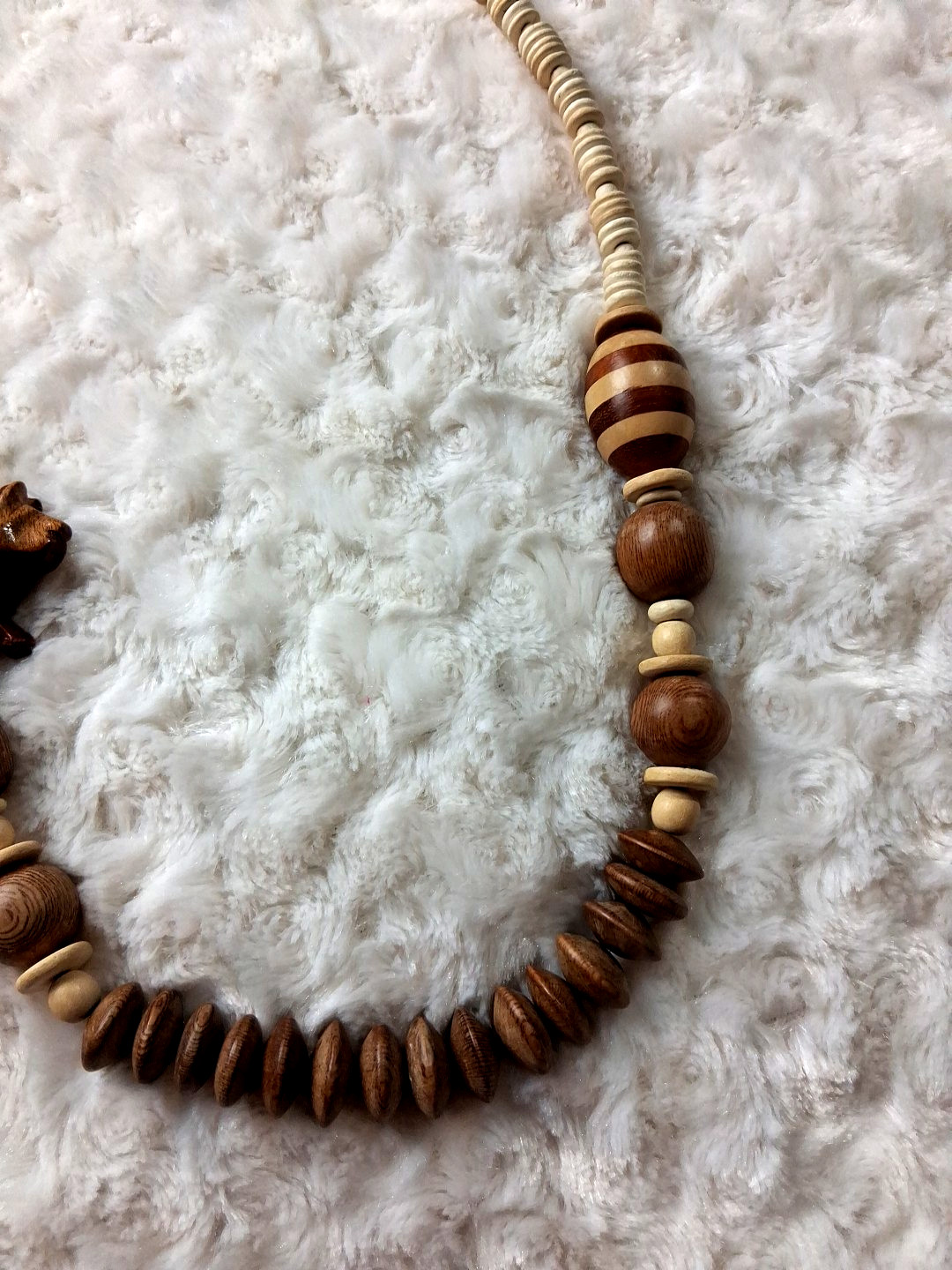 Vtg Earth Tone Wood Beaded 25″ Necklace w/ Hand Carved Lions Boho Beach Vacation
