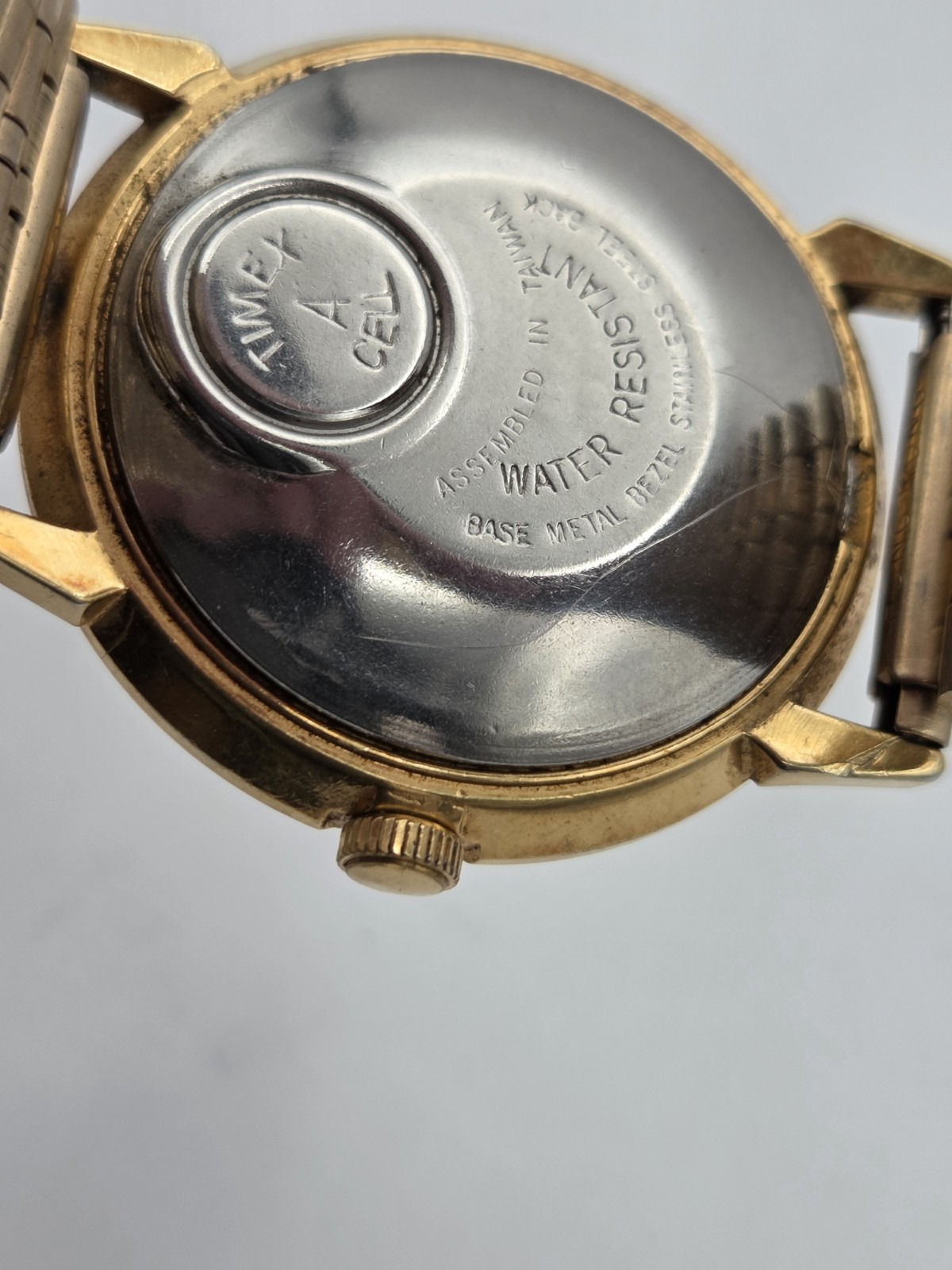 VINTAGE RUNNING TIMEX ELECTRIC DYNABEAT 36mm WATCH GOLD TONE BRUSHED SILVER DIAL