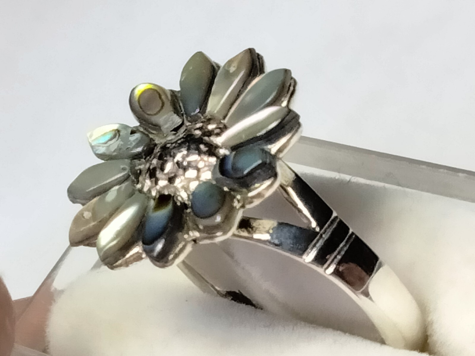 ABALONE SHELL INLAYS IN FLOWER SHAPE STERLING SILVER.925 RING SIZE 9.0-9.25!